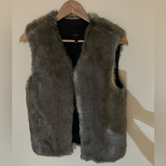 Aritzia Faux fur vest - Picture 1 of 3